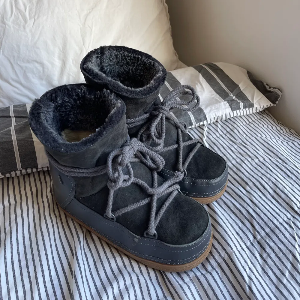 Säljer mina fina inuikii skor i storlek 38 som är gott skick!!  perfekta inför vintern och passar till allt!!  Möts upp i stockholm eller så fraktar jag! Köparen står för frakten💞. Skor.