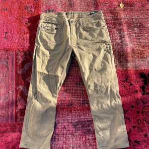Buffalo David bitton jeans - Beige jeans som jag fick för några år sen extremt bra material och kommer kunna hålla ägaren flertal år. Dom har en fet passform och cool färg.