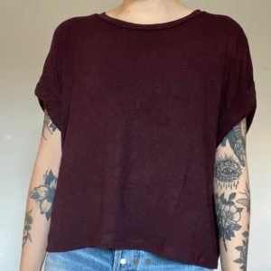 Brandy Melville T-shirt  - Vinröd T-shirt från brandy Melville   Använd men i bra skick   Storlek onesize (xs-s)  Pris kan diskuteras ☺️