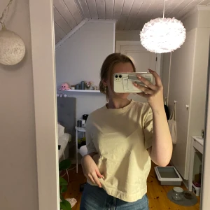 Basic T-shirt från Gina Tricot  - En fin beige basic t-shirt från Gina Tricot! Använd endast 1 gång och därav i nästan nytt skick🤍 Storlek S🤍 75kr och köparen står för frakten (priset kan diskuteras!🤍)