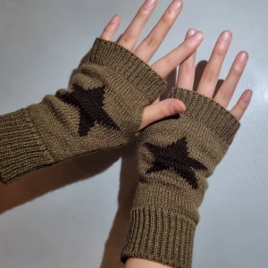 Stjärnor torgvantar ⭐️  - Supercoola torgvantar med stjärnor på ⭐️ ✨️ Sköna och mjuka, perfekt nu till vinter eller bara som en cool accessoar för din outfit! Har själv ingen outfit som passar till den tyvärr :(. Endast testade för att ta bilden 💖💖! Kontakta vid frågor eller bilder!