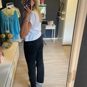 Weekday rowe - Säljer nu mina svarta straight leg jeans från weekday, då dom är en aning korta på mig! (Är 178). Sparsamt använda och är i storleken W29 L34. Frakt tillkommer❣️