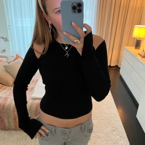 Festtopp - Säljer denna så sjukt snygga festtopp <333 den är en gammal modell från zara och därför inte säljs längre 💌 storlek L men skulle söga mer S/M! Har slitt i båda ärmarna längst ner ❤️jag är 1,73 lång! MINST 10kr VID VARJE BUD