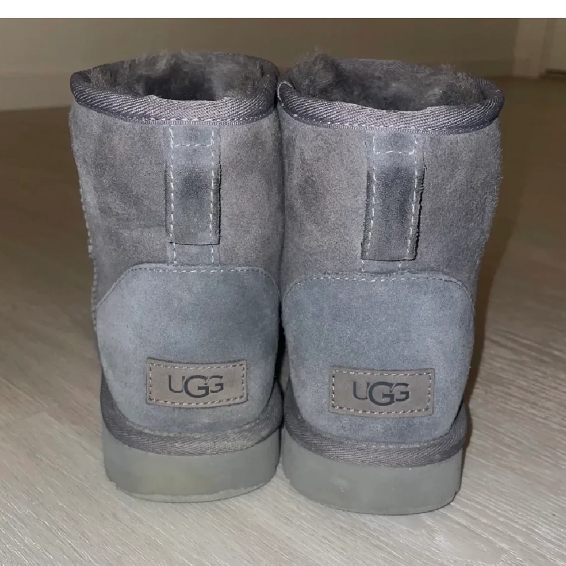 Gråa uggs  - 90