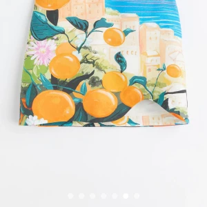 H&M kjol - Oanvänd, superfin kjol. Skulle ha på bröllop i Italien men den är tyvärr för liten för mig. Den behöver ett nytt hem! 