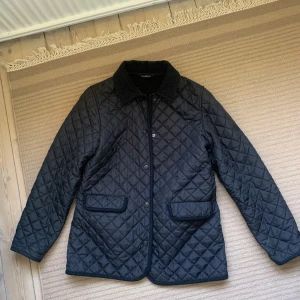 Quilted jacka - Svart quiltad jacka från Henri Lloyd. Sitter fint på mig som är M/L men skulle säga att om man vill ha den mer oversize funkar den på S också
