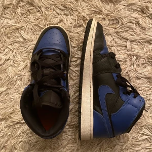 AIR JORDAN 1 MID STRL. 37.5  - Säljer lite av min lillebrors gamla skor, kan gå i god för att dom är äkta. Nypris 2600 kr. 😊 pris kan diskuteras. 