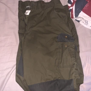 Natur byxa  - Byxor som är passande till fiske/ va i naturen.  Strl : S. Många fickor! Gröna!