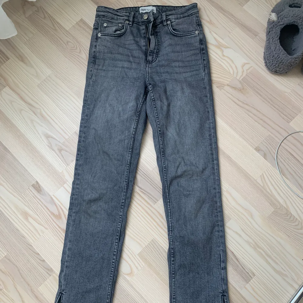 Gråa jeans ifrån ginatricot nästan aldrig andvöndar, så i mycket bra skick🤗 kontakta mig vid eventuella frågor. Jeans & Byxor.