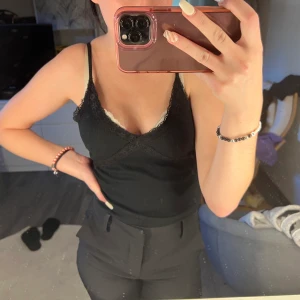 Svart linne stl s - Fint svart linne från BikBok, jätte bra skick, har aldrig använt. 