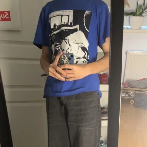 Supreme t-shirts  - RARE supreme t shirt från 2014, collab med Raymond Pettibon💕💯 den är sjukt bra skick för o va så gammal, några få cracks i tycket bara. 