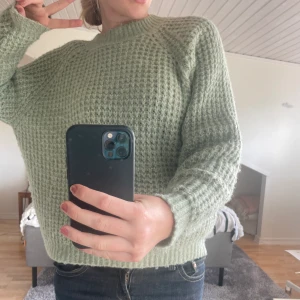 Lager 157 - Hej jätte gosig oxh skön stickad tröja! Den är mint grön oxh knappt använd💚💚