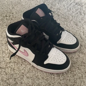 Jordan 1  - Säljer mina White light arctic pink i strl 38❤️‍🔥Som nya!! köparen betalar frakt. Ny pris 2820 se länk: https://restocks.net/en/p/air-jordan-1-mid-gs-white-light-arctic-pink. 