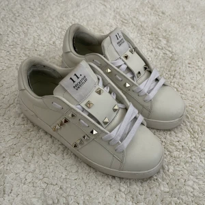Valentino sneakers - Vita valentino sneakers i nyskick.  Säljes då dom inte kommer till användning. Köpta för 3.000kr   