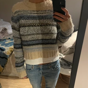 House of Dagmar stickad tröja - Så najs och lite croppad stickad tröja från house of Dagmar, randig och super skönt material 🥰🥰❤️❤️