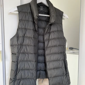 Uniqlo väst - Säljer denna mörk gröna väst från uniqlo. Den är bra skick bara använd några gånger. Nypris 499.