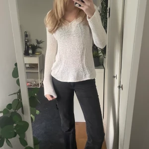 Vit stickad tröja - En fin vit stickad tröja, som är fint sydd. Knappt använd och kommer ej ihåg vart köpt. 