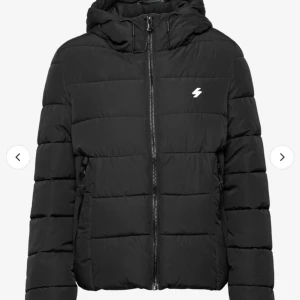 SUPERDRY VINTERJACKA - Svart vinterjacka från SUPERDRY i strl S, fint skick, endast använd i vintras! Köpt för 1100kr. Köpare står för frakten!