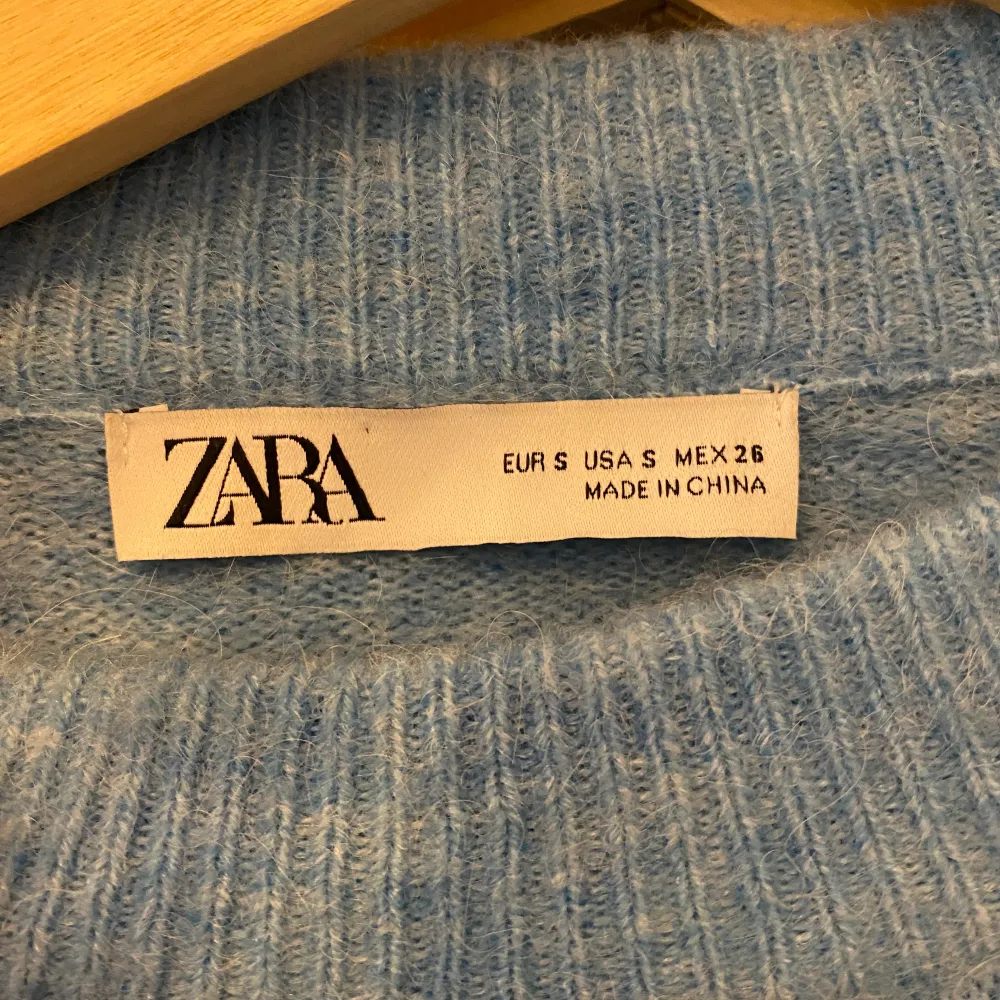 (Lägger ut igen pga oserriös köpare) Blå stickad tröja från zara, säljs inte längre! Aldrig använd!!💞 lånad bild, köp direkt för 300. Stickat.