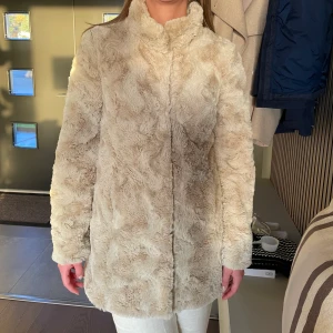 ”Päls” kappa - En beige kappa i fuskpäls från Veromoda. Storlek M, använd ytterst få gånger 💖Kontakta mig om du är intresserad eller har några frågor 💕
