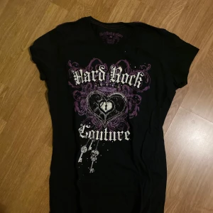 Snygg tröja - Skitsnygg tröja från hard rock couture, köpt secondhand 😍storlek M men skulle säga att den också passar S, pris 100kr + frakt 💕