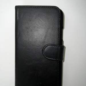 Väldigt fint plånboksskal från Ideal of Sweden passande till iPhone XS. Finns plats för minst 6 kort. Det går även att ta av skalet från plånboken om man vill. Det är i använt men fint skick. Köpare står för frakten!