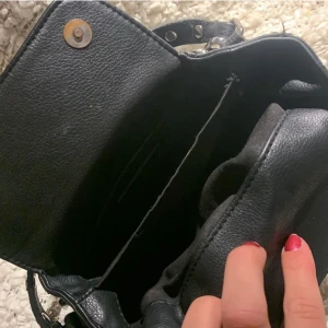 väska med nitar - säljer min svarta väska från zara med nitar.  lånade bilder. kontakta mig vid fler frågor 