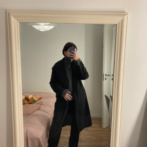 Svart kappa - En svart kappa från berskha, jättefin och mysig. Köpt förra året men är fortfrande i bra skick🤩❤️