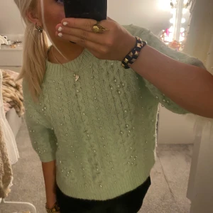 Stickad tröja🫶💕 - Superfin stickad tshirt med pärlor från Zara! Storlek S o endast använd 1 gång🫶🫶💕
