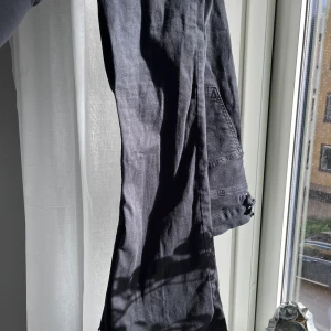 Bootcut jeans - Jeans med bootcut i stretchigt material 