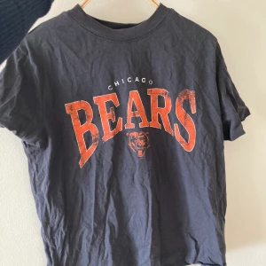 Hm nfl tshirt  - Mörkgrå tshirt med oranget tryck på. Storlek large för oversize känsla men passar alla storlekar beroende på önskad passform. Knappt använd!!🧡