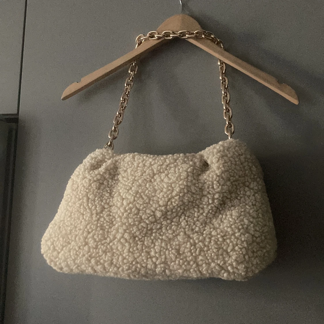 Teddy väska guldfärgad kedja h&m - 90