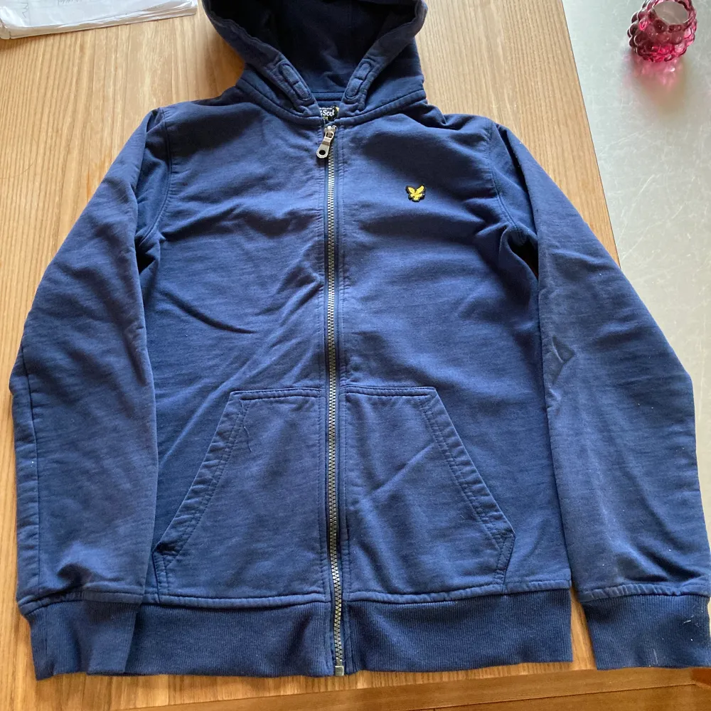 Lyle & scott zip hoodie, skick 9/10. Storleken är 14-15 men den är liten i storleken. . Tröjor & Koftor.