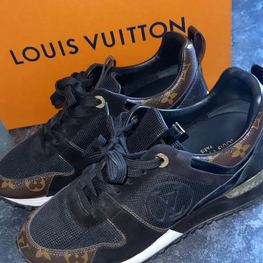 Säljer mina Louis Vuitton skor i storlek 37, använd max 6 gånger. Kvitto följs med. Kan sänkas vid snabb affär.. Skor.