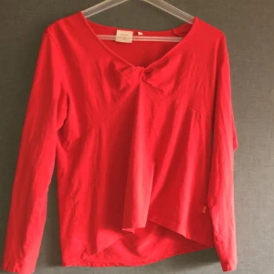 Röd tröja  - Hej! Säljer en fin tröja då jag inte använder den. Inga defekter så skriv om du är intresserad!