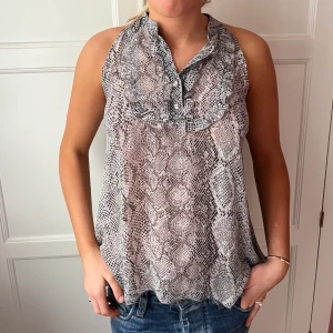 Topp!! - Säljer denna så fina topp som är perfekt till fest💗