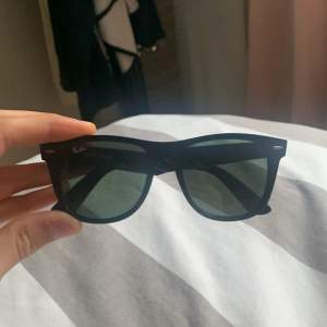 Helt nya Rayban solglasögon  Aldrig använda  100% äkta  1749 ny pris  Box saknas