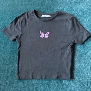 tshirt - snygg tshirt från pull&bear! bra skick! köparen står för frakten!