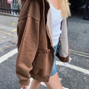 Brandy Melville tröja - Så snygg Brandy Melville zip up hoodie som tyvärr ej kommit till användning, använd ca 2 gånger!🥰🙌🏼(lånad bild) pris kan diskuteras 
