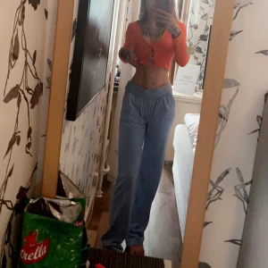 Juicy couture  - Säljer dessa fina byxor använda cirka tre till fyra gånger. Säljer för dom är för långa men knappt använda men är ett litet hål vid där man knyter men syns inte när man har på sig dom köpta på Nelly.com