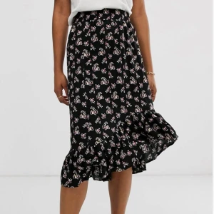 Blommig midikjol med volang - Fin kjol för vår och sommar. Bilder från Asos, förutom den sista, kan skicka fler egna bilder  kan postas, köparen står för frakt 