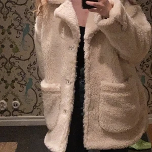 Teddyjacka oversize beige/gräddvit - Beige/gräddvit teddyjacka jag köpte vintern 2020 men hade på mig ca. 3 ggr pga att den var alldeles för stor, så mer eller mindre nyskick. JÄTTEVARM och mysig! Storleken är XS men den är så oversize så kan ngn med strlk M (ksk t.om. L?) lätt passat i den!