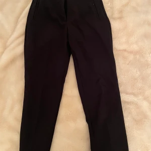 Kostymbyxor Zara  - Högmidjade svarta kostymbyxor i storlek M. Dessa är superfina💕Älskar dessa då de har en superfin passform i midjan!
