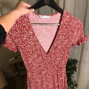 Pull&bear klänning, storlek S - Säljer denna gulliga röda sommarklänningen, täckt med småsmå vita blommor, volanger nedtill som ger den där riktiga sommarlooken ❣️