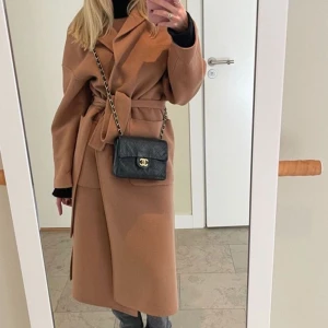 Kappa  - Säljer denna kappa från Kappahl i fint skick! Stilren och snygg nu till höst/vinter. första bilden från Frida ottoson. Skriv vid frågor eller fler bilder💓