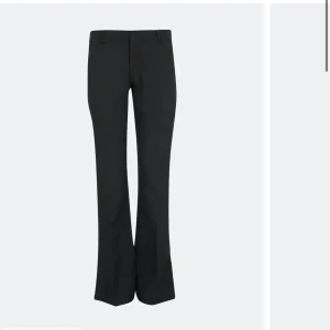 Lågmidjade kostymbyxor  - Slutsålda kostymbyxor från bikbok som är lågmidjade med slits!  Storlek 34 i byxorna! Säljer dom då dom är för långa! Har aldrig använt dom, så dom är i nyskick(Köparen står för frakt) Säljer endast om jag får bra pris