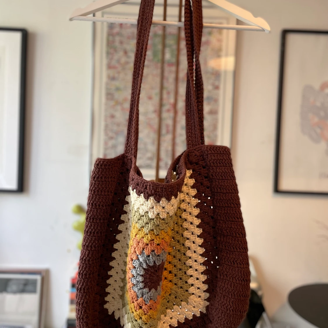 Trendig stickad väska från Urban Outfitters