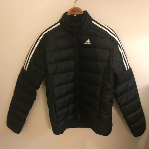 Adidas höst/vårjacka storlek medium  - Svart tunnare dunjacka endast använd en höst Nypris cirka 1100kr