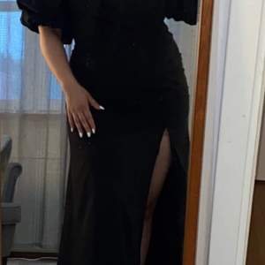Vacker svart klänning till salu  storlek 44 