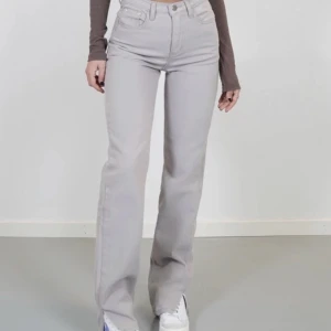 Gråa jeans - Ett par gråa jeans från venderbys i storlek 36 och slit nertill, använda ett fåtal gånger men väldigt bra skick! Säljer då de inte kommer till användning längre 